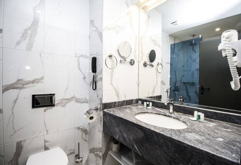 Номер Комфорт Вид на Бассейн, Best Western Plus Premium Inn