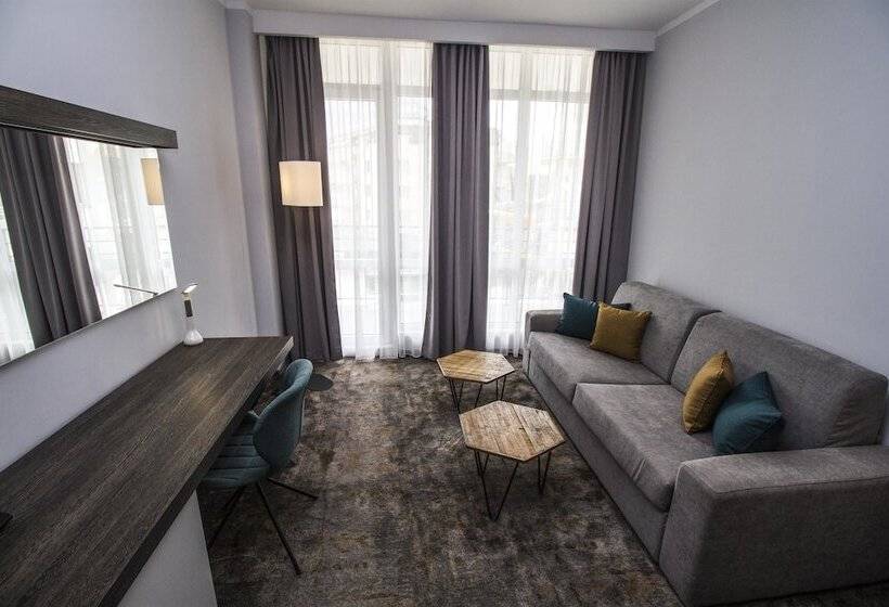 Номер Комфорт Вид на Бассейн, Best Western Plus Premium Inn