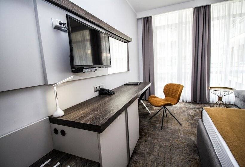 Номер Комфорт Вид на Бассейн, Best Western Plus Premium Inn