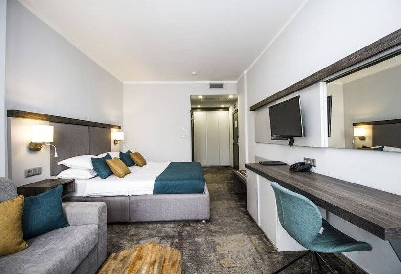 Номер Комфорт Вид на Бассейн, Best Western Plus Premium Inn