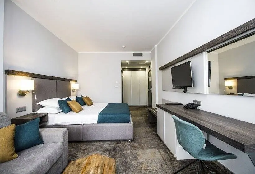 Comfort-huone Allasnäkymä, Best Western Plus Premium Inn