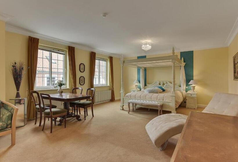 חדר משפחתי דלוקס, Det Gamle Rådhus