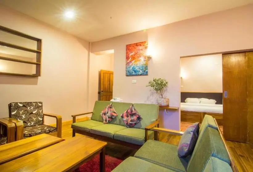 سوئیت پریمیوم, Khamsum Inn