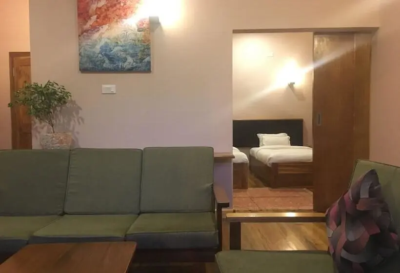 سوئیت پریمیوم, Khamsum Inn