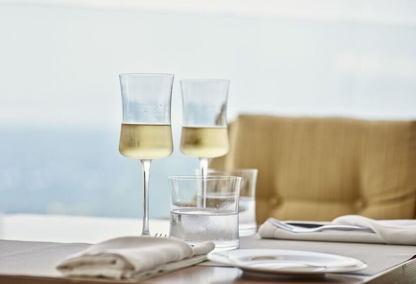 جناح جونيور, Myconian Korali Relais & Chateaux