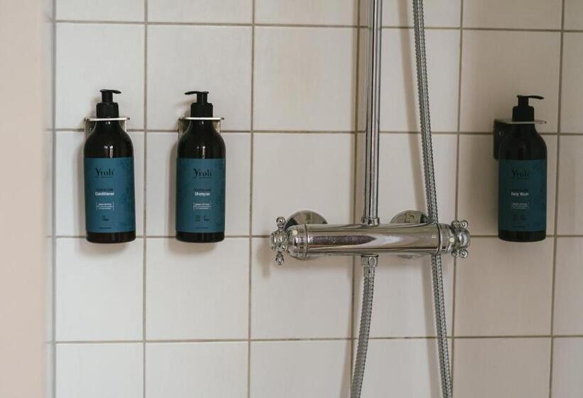 חדר סטנדרט לשלושה עם חדר אמבטיה משוף, Rye115