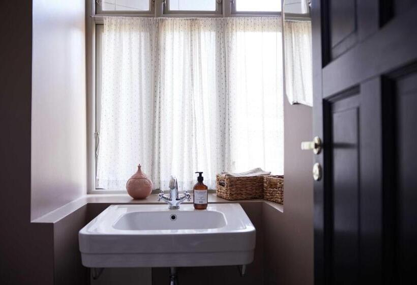 חדר סטנדרט לשלושה עם חדר אמבטיה משוף, Rye115