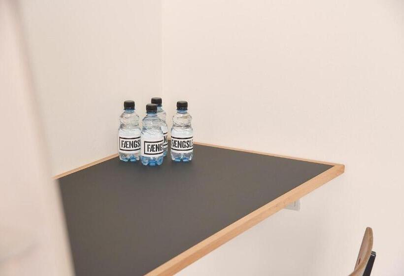 غرفة قياسية رباعية, Sleepin Fængslet