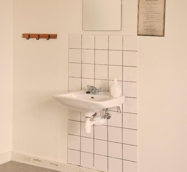 غرفة قياسية رباعية, Sleepin Fængslet