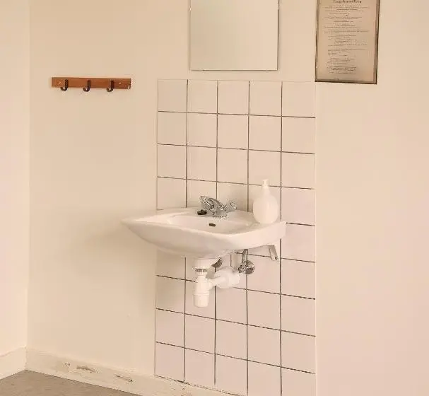 Standard Neljän Hengen Huone, Sleepin Fængslet