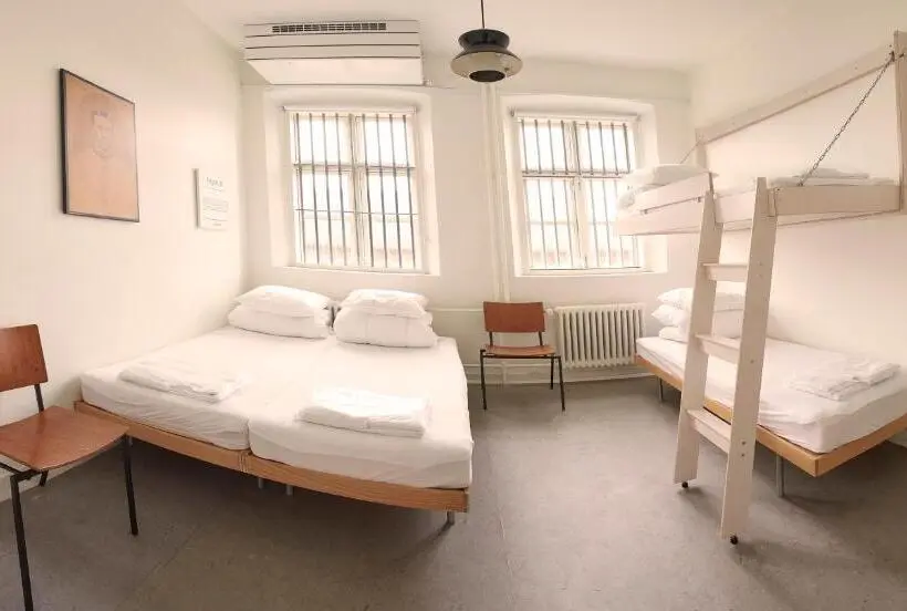 Standard Neljän Hengen Huone, Sleepin Fængslet
