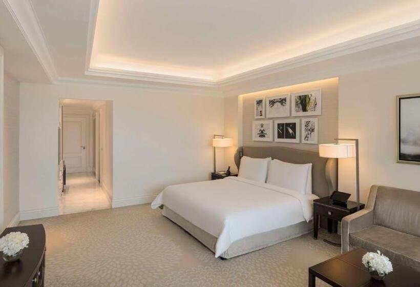 Club Room King Bed, Kempinski The Boulevard Dubai