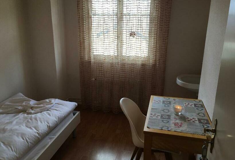 חדר סטנדרד יחיד חדר אמבטיה משותף, Gasthaus   Restaurant Simplon Va Hie