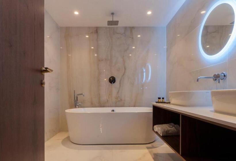 سوئیت جونیور با ماساژ آبی, The Duke Boutique