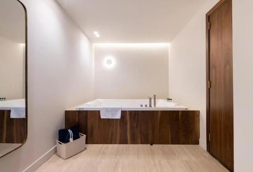 اتاق لوکس با چشم‌انداز, The Duke Boutique