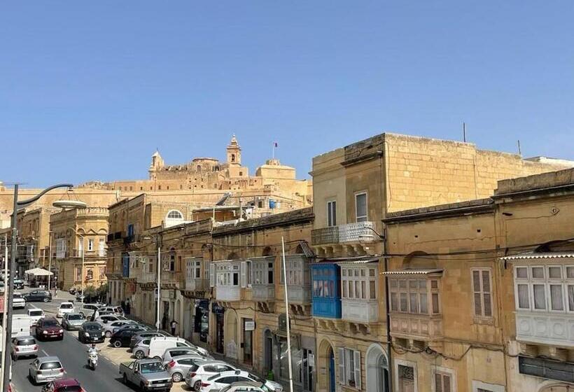 اتاق لوکس با چشم‌انداز, The Duke Boutique