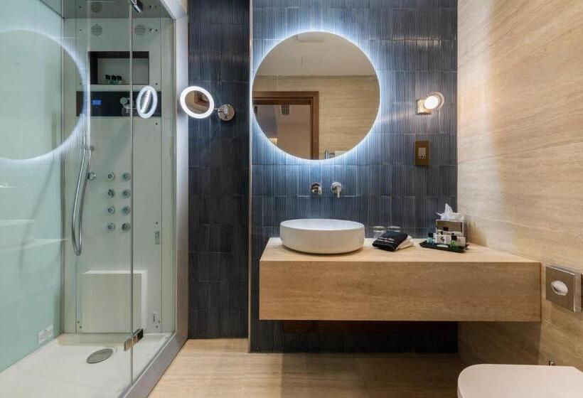 اتاق لوکس با چشم‌انداز, The Duke Boutique