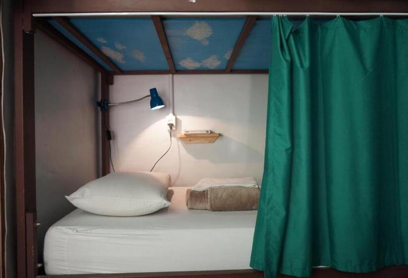 تختخواب در اتاق مشترک, Mambembe Hostel