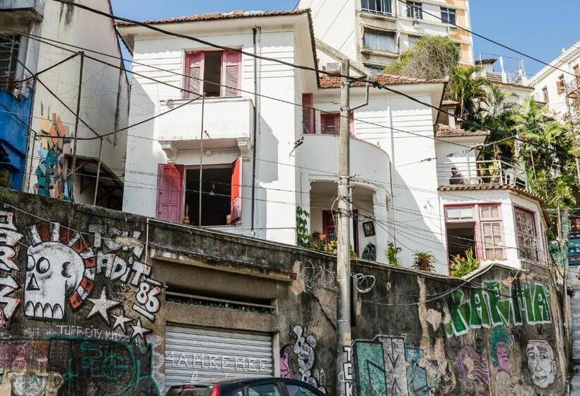 تختخواب در اتاق مشترک, Mambembe Hostel