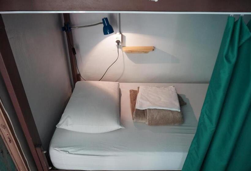 تختخواب در اتاق مشترک, Mambembe Hostel