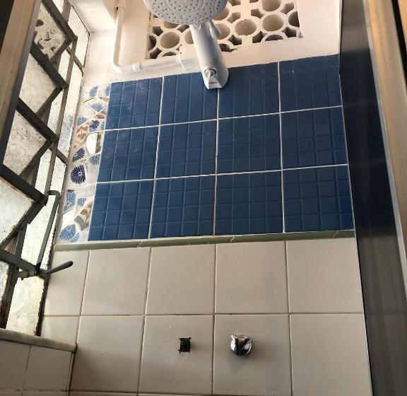 اتاق استاندارد با سرویس بهداشتی مشترک, Mambembe Hostel