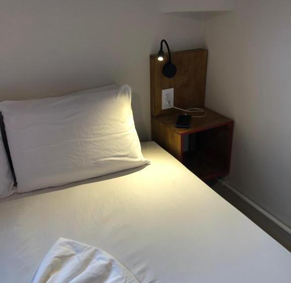 اتاق استاندارد با چشم‌انداز شهر, Mambembe Hostel