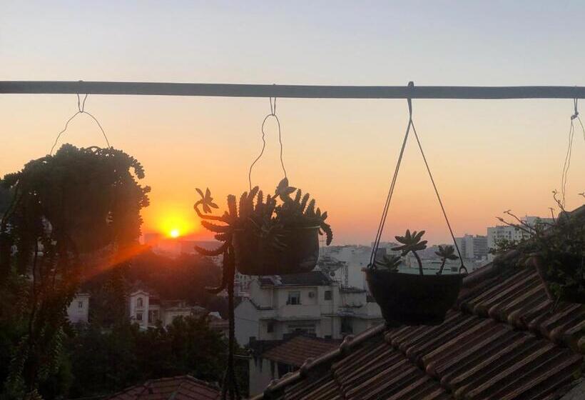 اتاق استاندارد با چشم‌انداز شهر, Mambembe Hostel