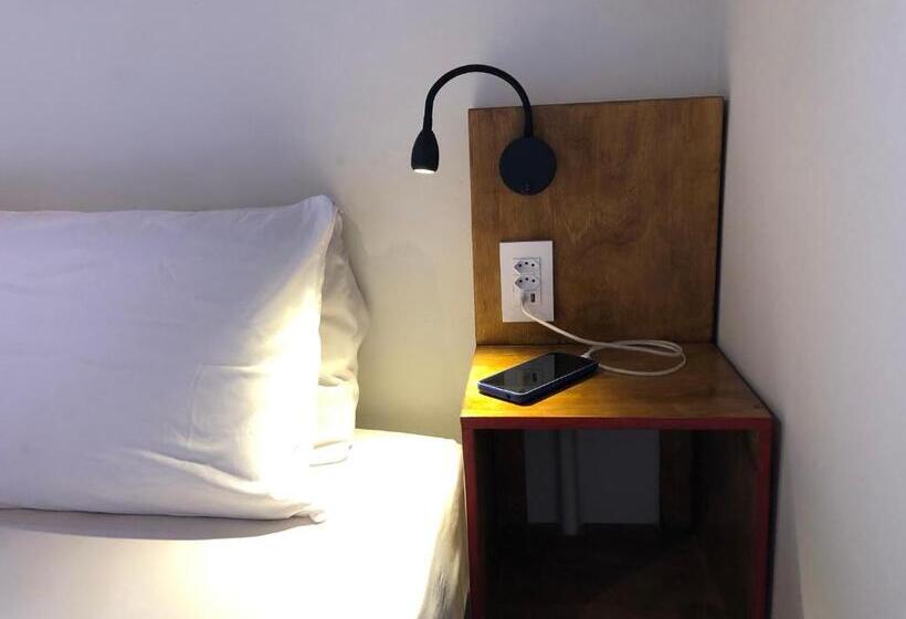 اتاق استاندارد با چشم‌انداز شهر, Mambembe Hostel