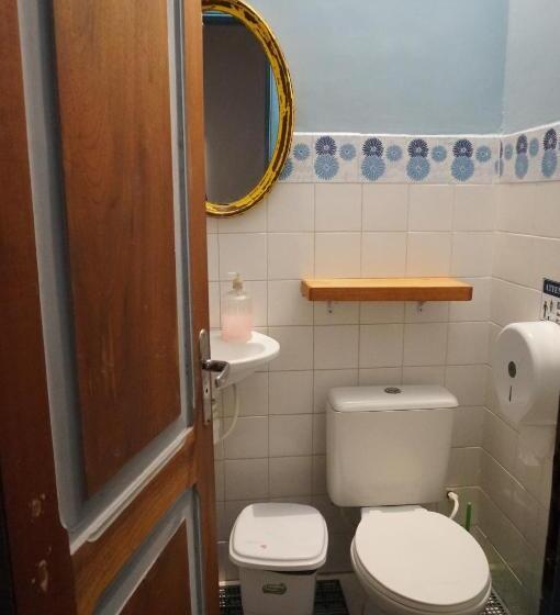 اتاق استاندارد با سرویس بهداشتی مشترک, Mambembe Hostel