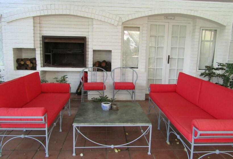 غرفة عائلية, Sugar Hill Manor