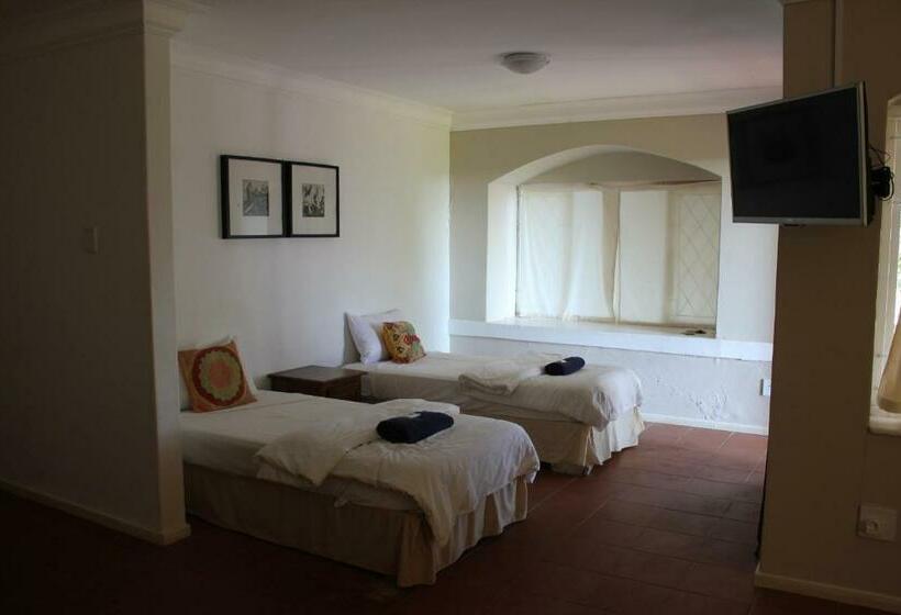 غرفة عائلية, Sugar Hill Manor