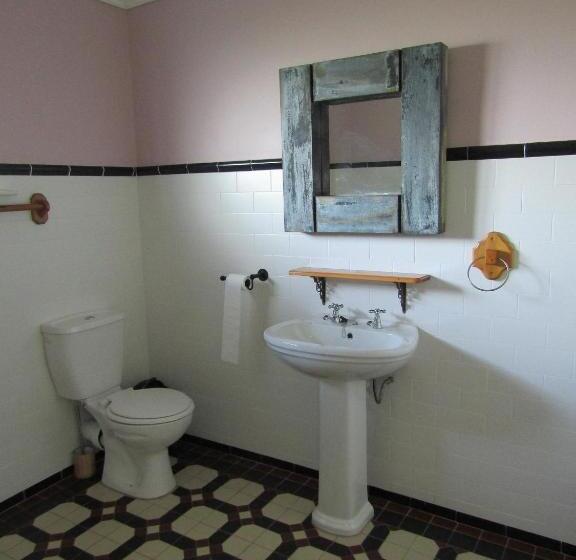 غرفة عائلية, Sugar Hill Manor