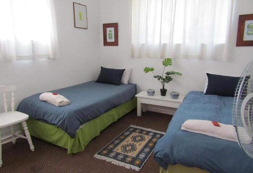 غرفة عائلية, Sugar Hill Manor