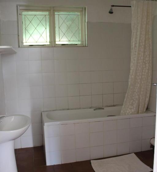 غرفة عائلية, Sugar Hill Manor