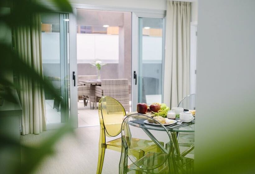 Люкс Сеньор, Valentina Beach