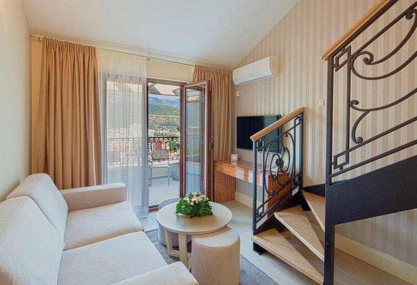 2 Bedroom Deluxe Apartment Sea View, Aparthotel Villa Aria