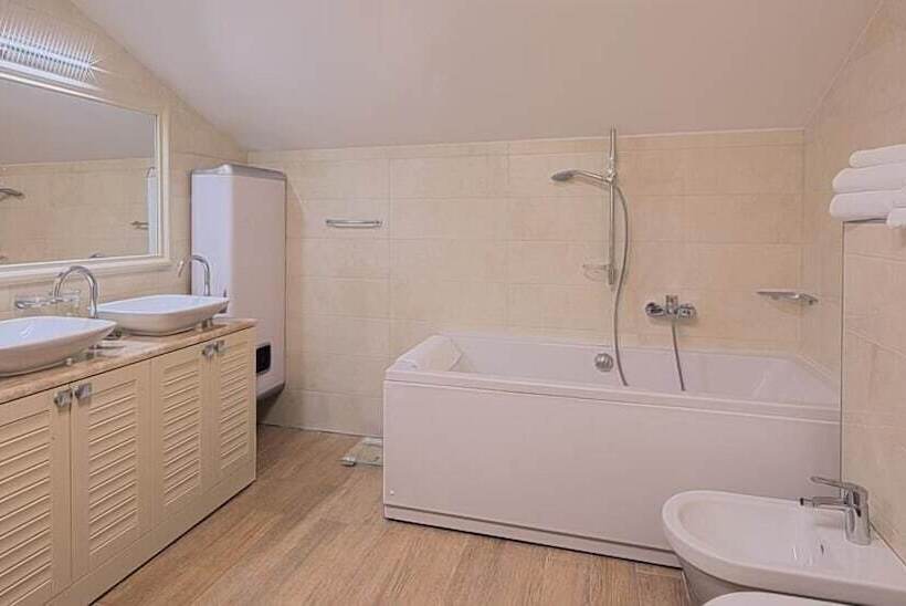 2 Bedroom Deluxe Apartment Sea View, Aparthotel Villa Aria