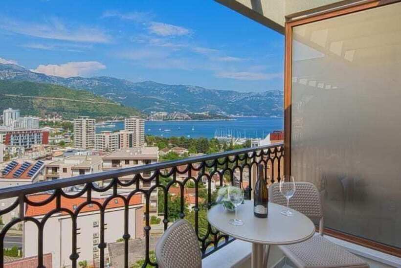 2 Bedroom Deluxe Apartment Sea View, Aparthotel Villa Aria