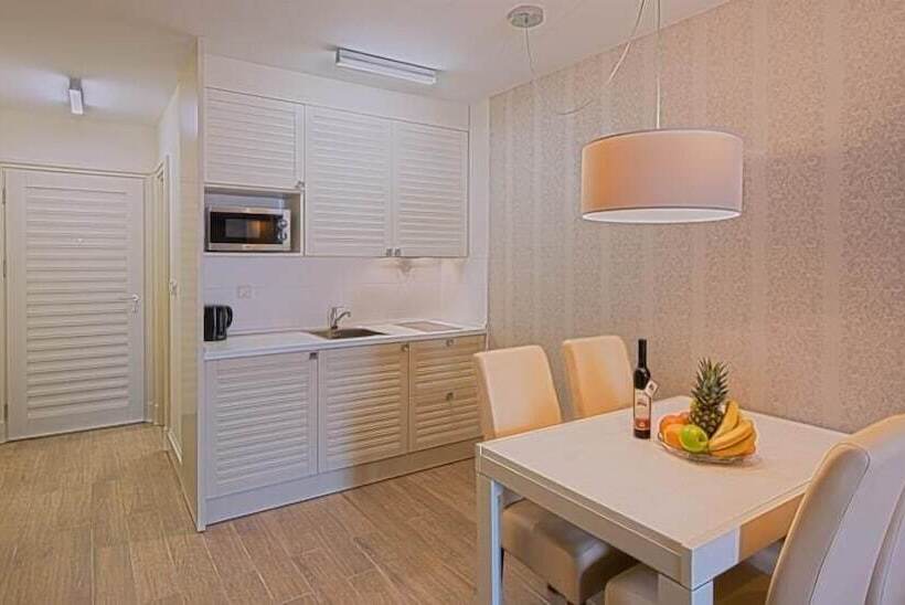 2 Bedroom Deluxe Apartment Sea View, Aparthotel Villa Aria