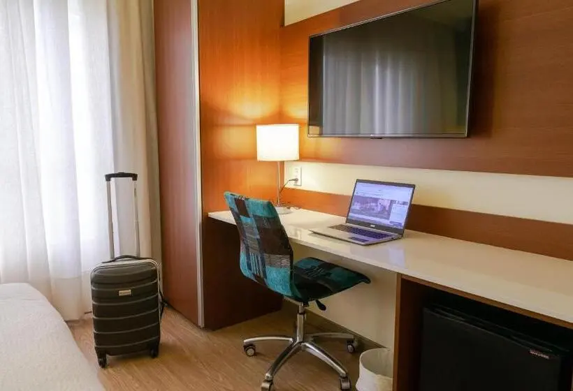 Standard Kolmen Hengen Huone, Ibis Styles Curitiba Aeroporto