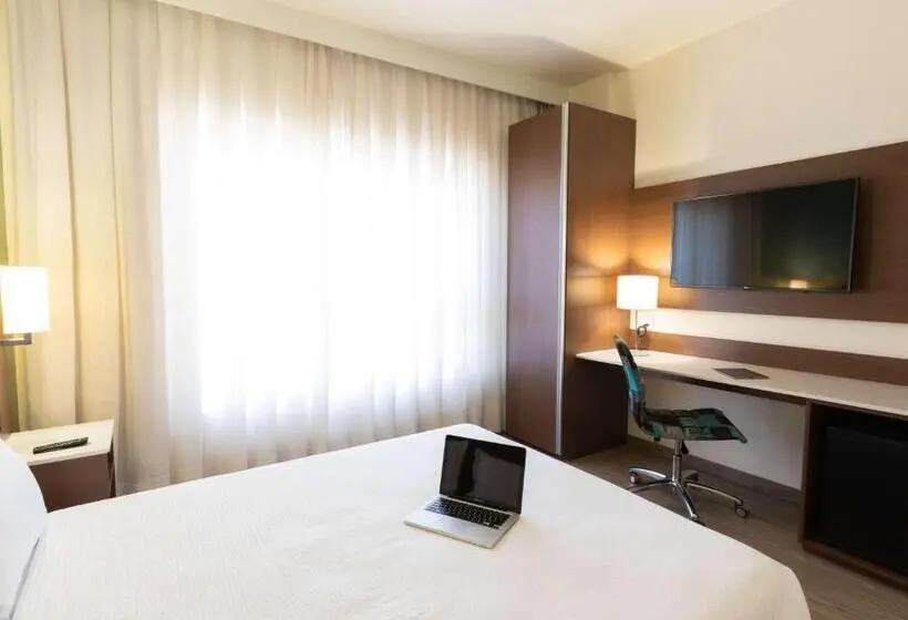 Standard Kolmen Hengen Huone, Ibis Styles Curitiba Aeroporto