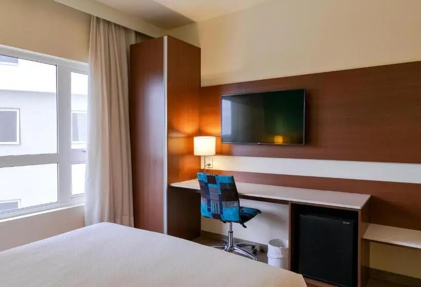 Standard Kolmen Hengen Huone, Ibis Styles Curitiba Aeroporto