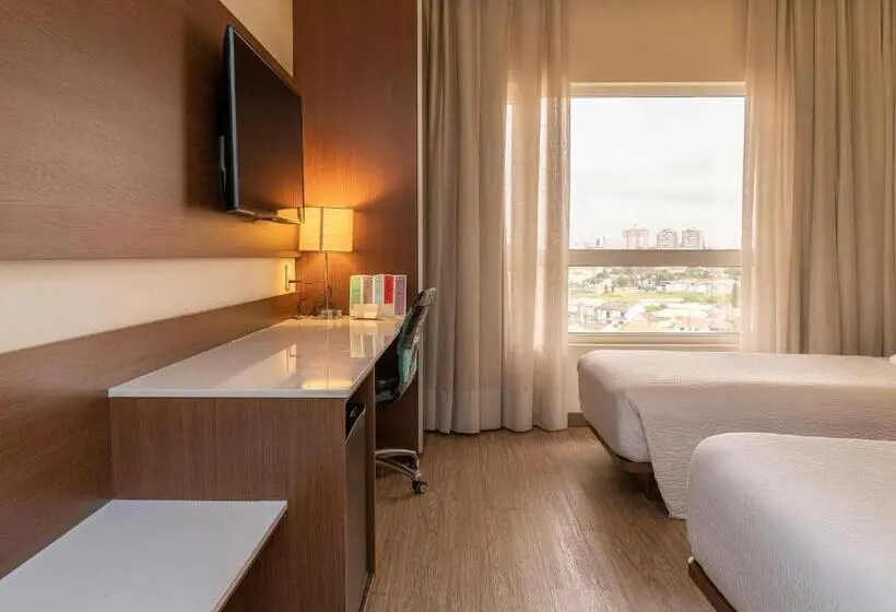 Standard Kolmen Hengen Huone, Ibis Styles Curitiba Aeroporto