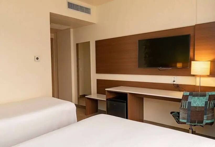 Standard Kolmen Hengen Huone, Ibis Styles Curitiba Aeroporto