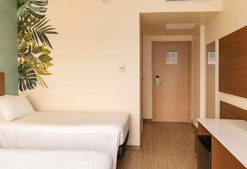 Standard Kolmen Hengen Huone, Ibis Styles Curitiba Aeroporto