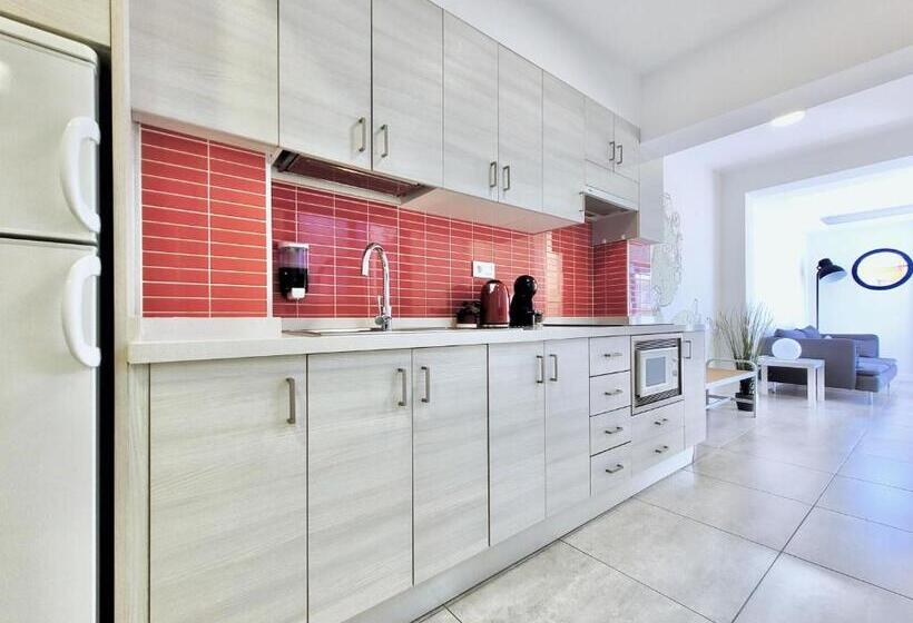 شقة غرفة واحدة مزودة بتراس, North Coast Apartments