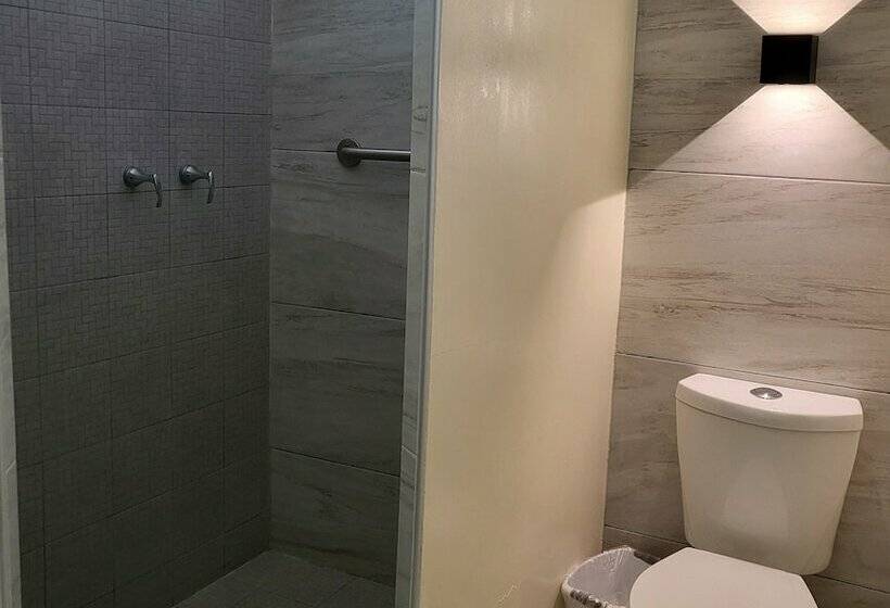 חדר סטנדרט לשלושה, Tonala