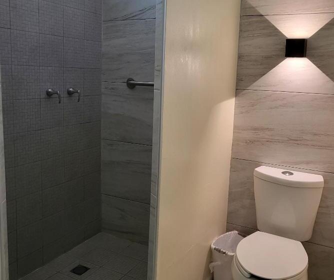 חדר סטנדרט לשלושה, Tonala