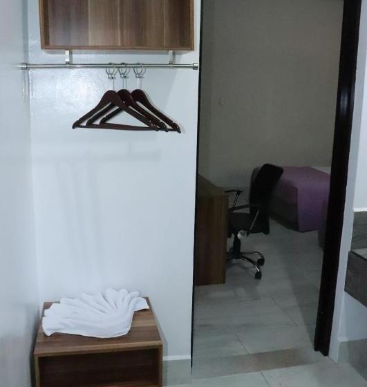 חדר סטנדרט לשלושה, Tonala