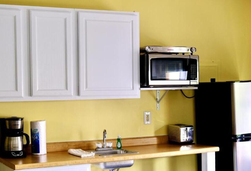 ファミリーステューディオ, Dock House Inn